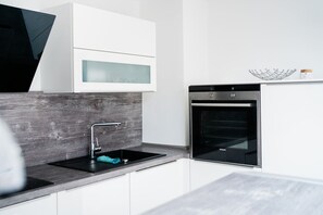 Fridge, oven, stovetop, dishwasher