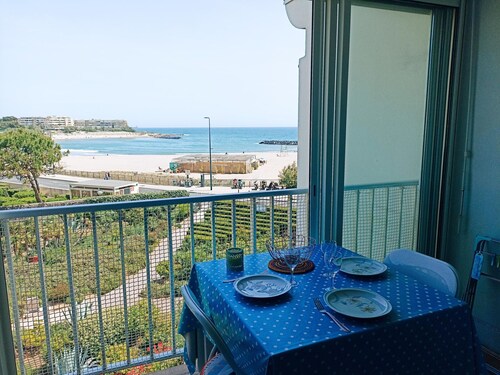 Air-conditioned studio cabin beachside with parking in Sète