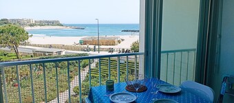 Air-conditioned studio cabin beachside with parking in Sète