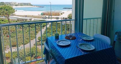 Air-conditioned studio cabin beachside with parking in Sète