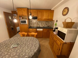 Fridge, microwave, dishwasher - Spacious central studio near gondola, sunny balcony (Châtel)