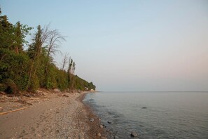 On the beach - Tranquil Oasis, 3 King beds, Hot tub, Games rooms (Bayfield)