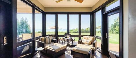 Una Smart TV, una chimenea, una mesa de tenis de mesa