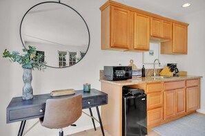 Mikrowelle, Wasserkocher mit Kaffee-/Teezubehör, Toaster