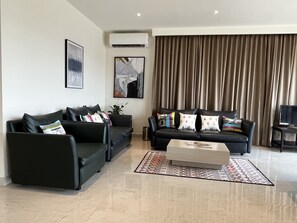 Living area - Presidency Airport Hotel (Aluva)