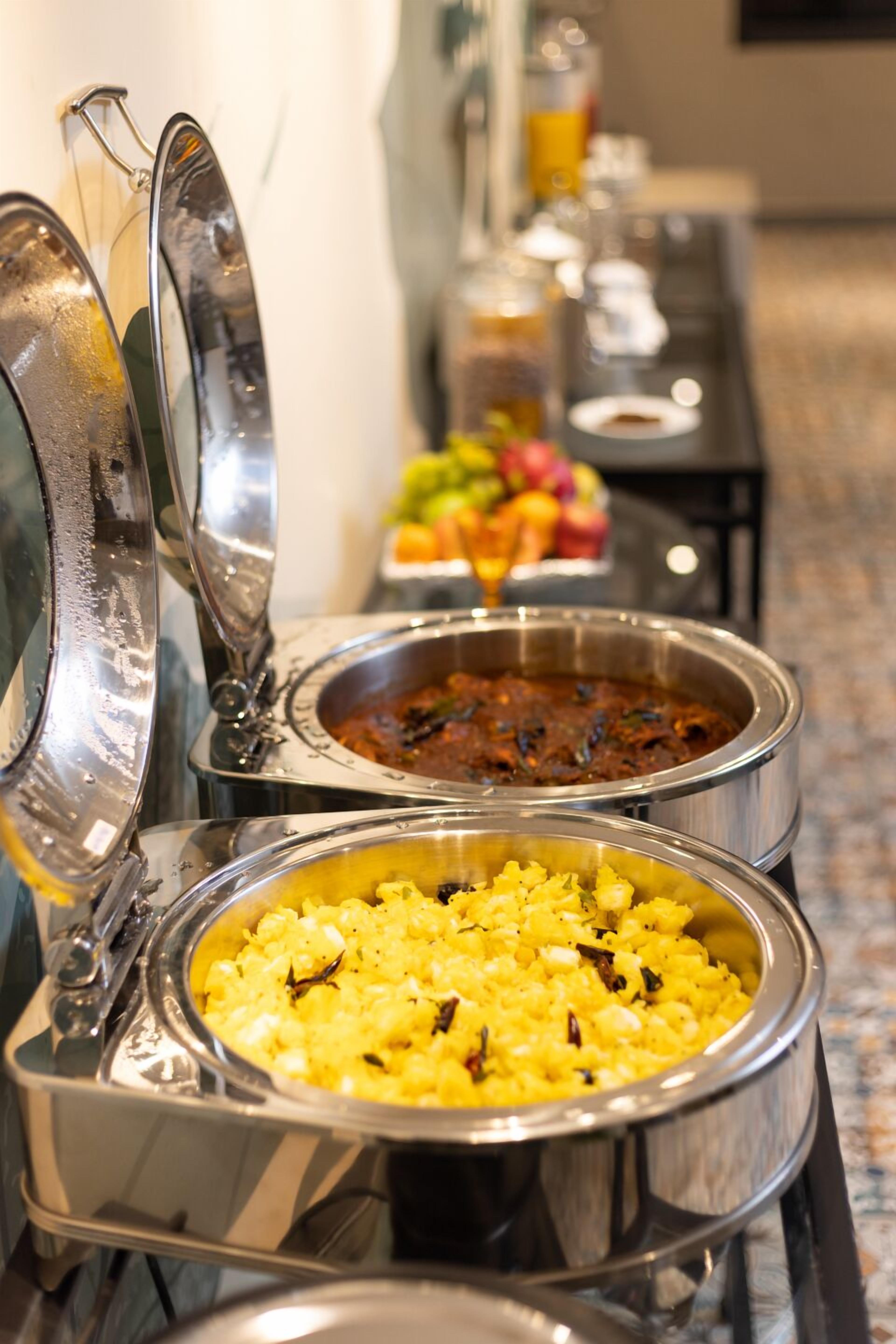 Ein reichhaltiges Buffet mit verschiedenen Speisen in Metallbehältern.