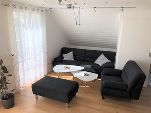 Smart TV - Viel Platz, für die ganze Familie.
Mitten im Grünen aber ganz nah an Bayreuth. (Weidenberg)