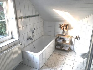 Hair dryer, towels, soap, shampoo - Viel Platz, für die ganze Familie.
Mitten im Grünen aber ganz nah an Bayreuth. (Weidenberg)