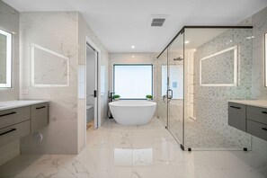 Douche, sèche-cheveux, serviettes fournies