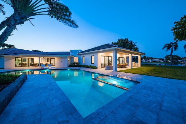 A heated pool - 906 Managed By Brampton Park (Boynton Beach)