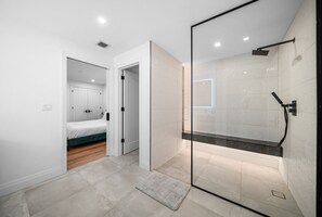 5 chambres, fer et planche à repasser, lit de bébé portatif, Wi-Fi