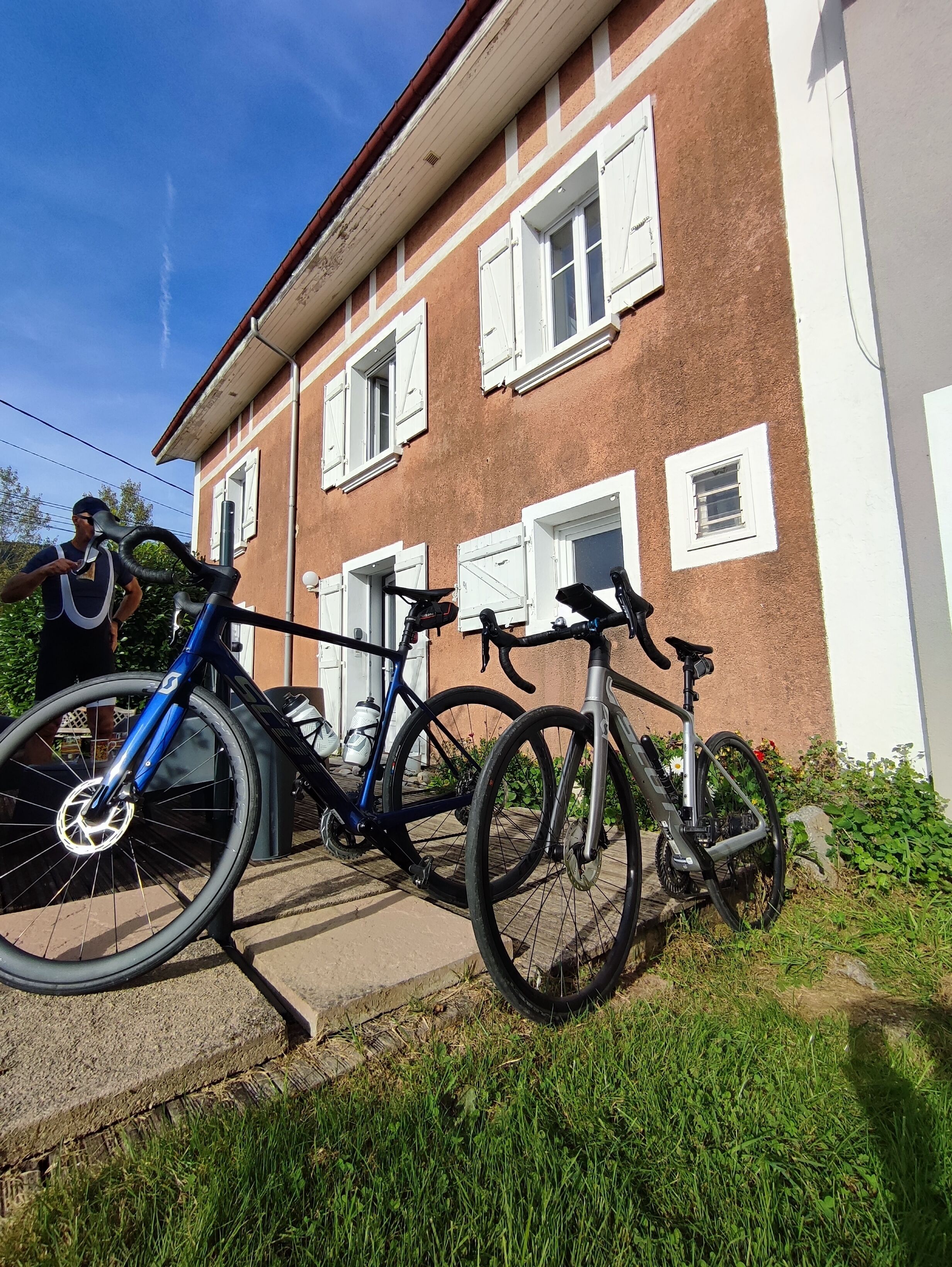 Un edificio con varias ventanas y una bicicleta estacionada adelante.