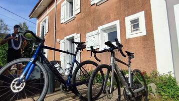 Un edificio con varias ventanas y una bicicleta estacionada adelante.