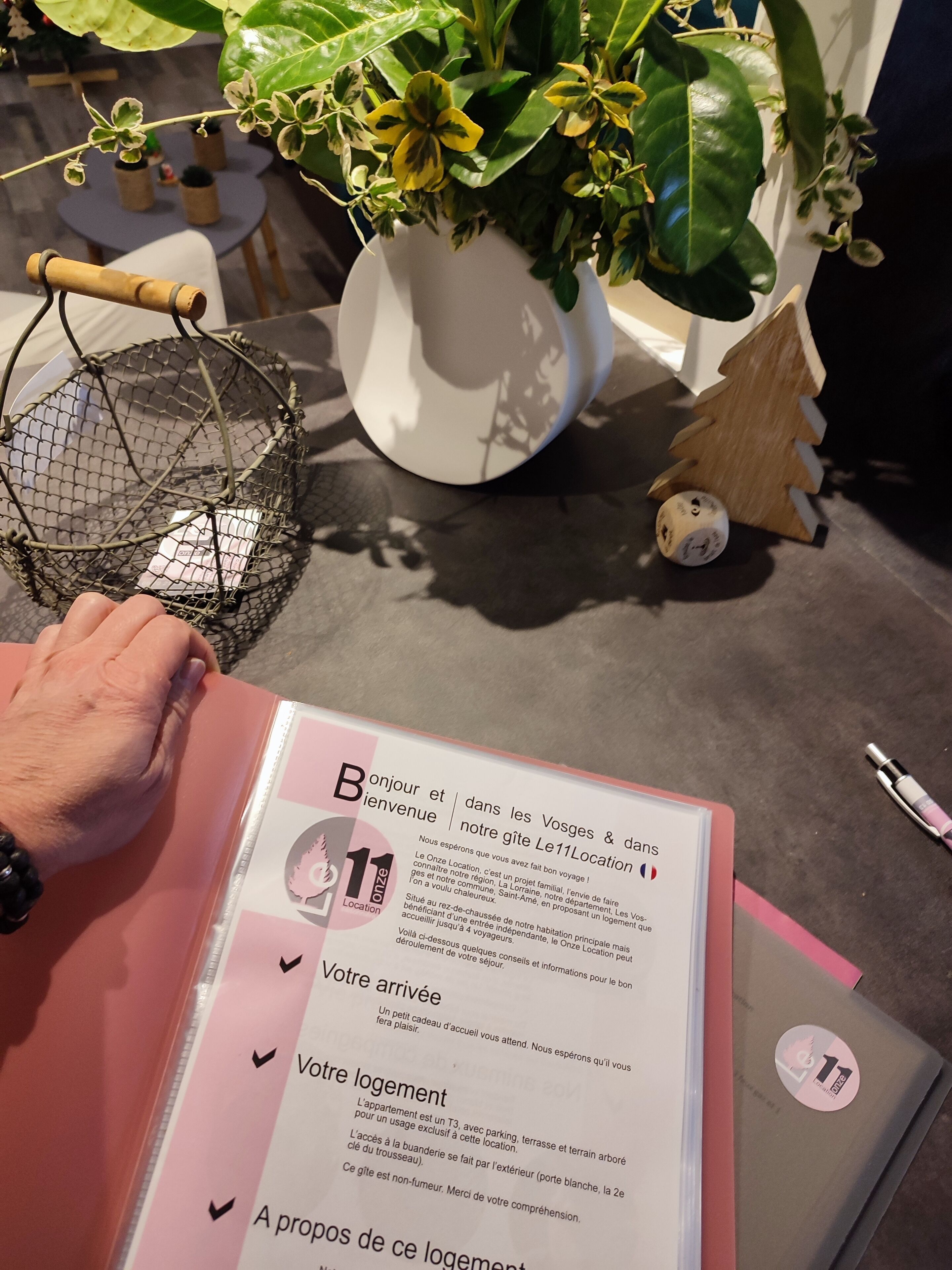 Une brochure de bienvenue contenant un plan et des informations sur le lieu, notamment les équipements disponibles, comme une terrasse et un parking.
