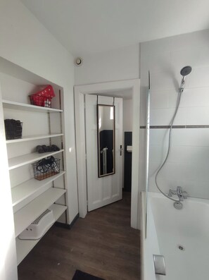 Gratis toiletartikelen, een haardroger, handdoeken, zeep
