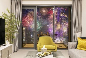 TV, stereo - NEW | 2B NYE Burj Khaifa Fireworks View | 2 Pools (Dubai)