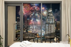 Een bureau, een strijkplank/strijkijzer, reisbedje, gratis wifi