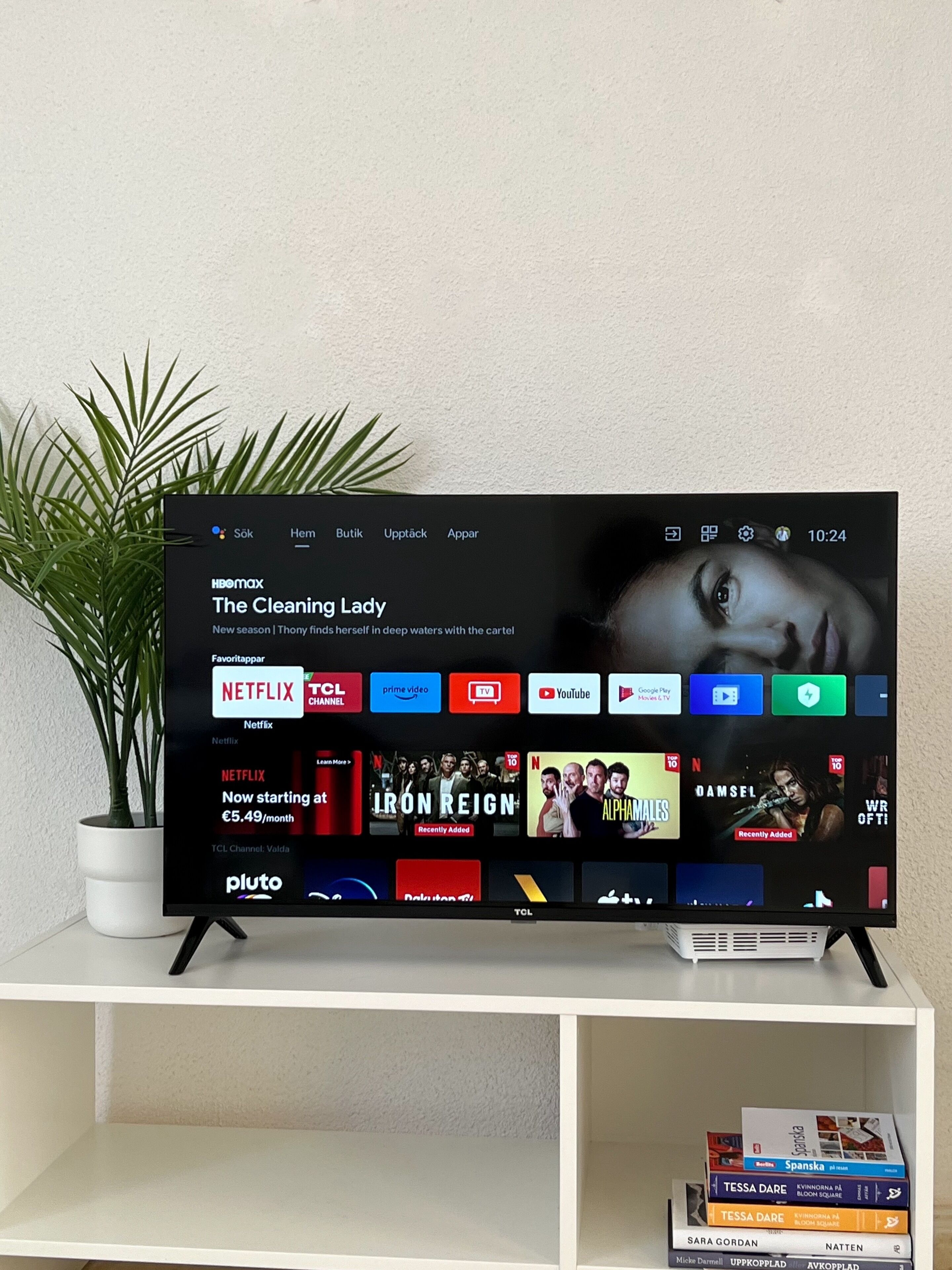 Un televisor mostrando la interfaz de Netflix con diversos servicios de transmisión y programas recién agregados.