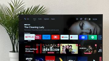 Un televisor mostrando la interfaz de Netflix con diversos servicios de transmisión y programas recién agregados.