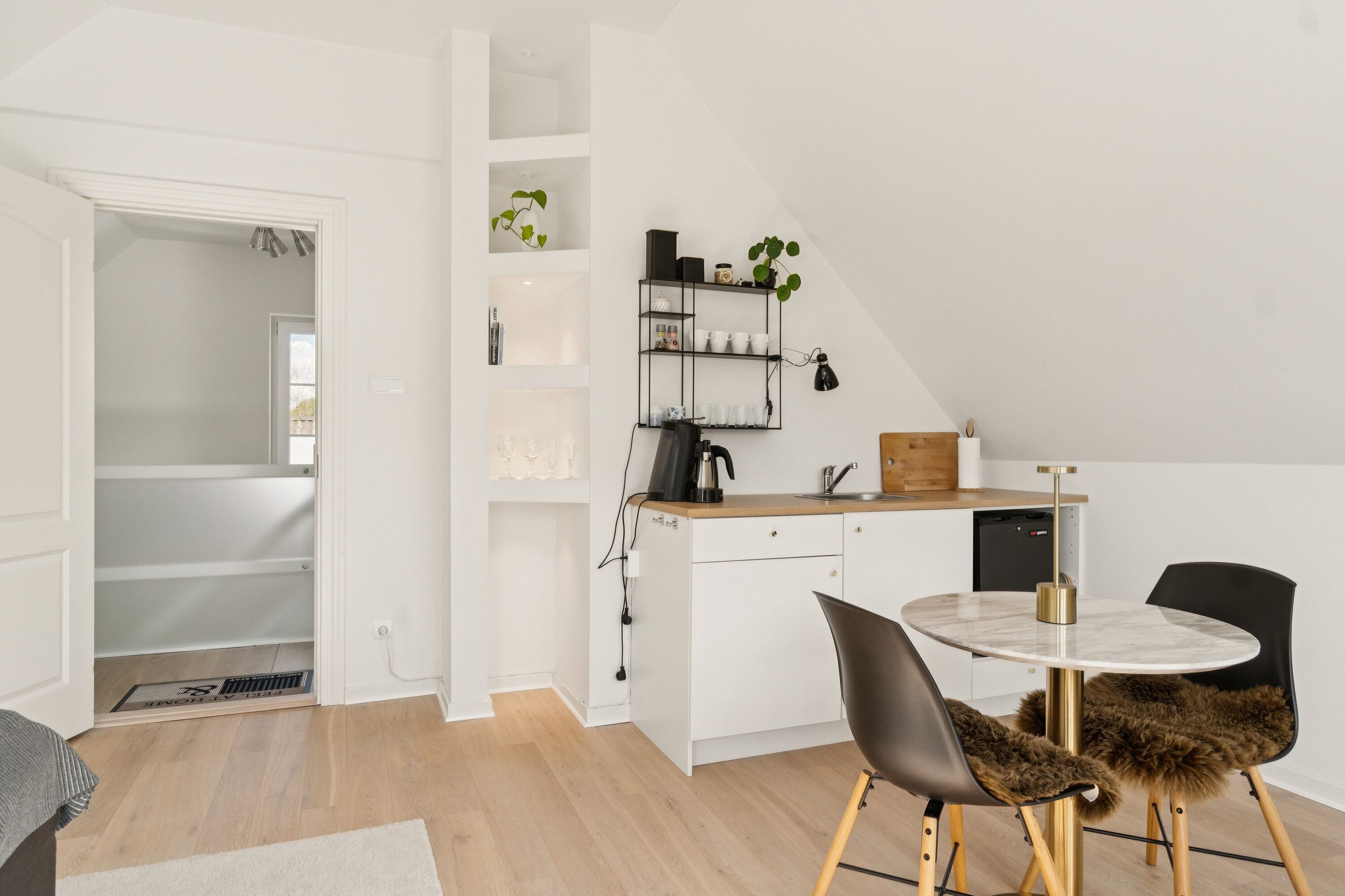 Deluxe Double Room, 1 Bedroom | In-room dining