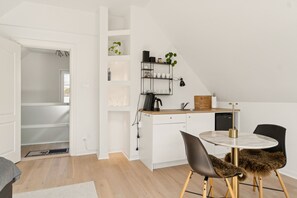 Deluxe Double Room, 1 Bedroom | In-room dining
