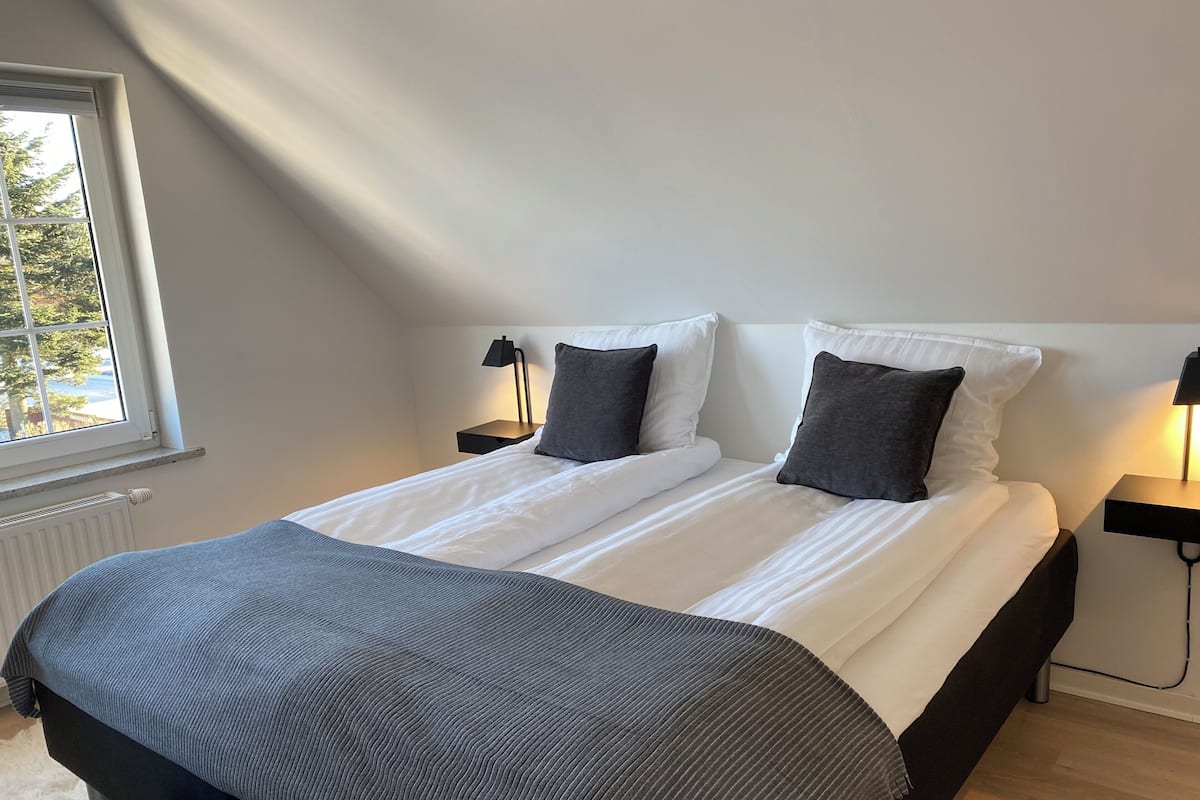 Premium bedding, travel crib, free WiFi, bed sheets