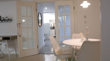 Apartamento, 2 quartos | Ćrea de estar