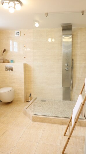 Appartement, 2 slaapkamers | Badkamer | Een haardroger, handdoeken, zeep, shampoo