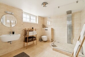 Apartment, 2 Bedrooms | Bathroom | Hair dryer, towels, soap, shampoo