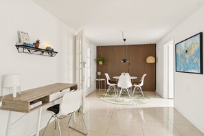 Appartement, 2 chambres | Repas dans la chambre