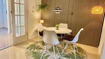 Apartment, 2 Bedrooms | Makan dalam bilik