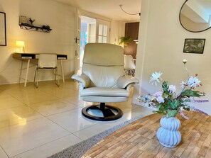 Apartment, 2 Bedrooms | Living area