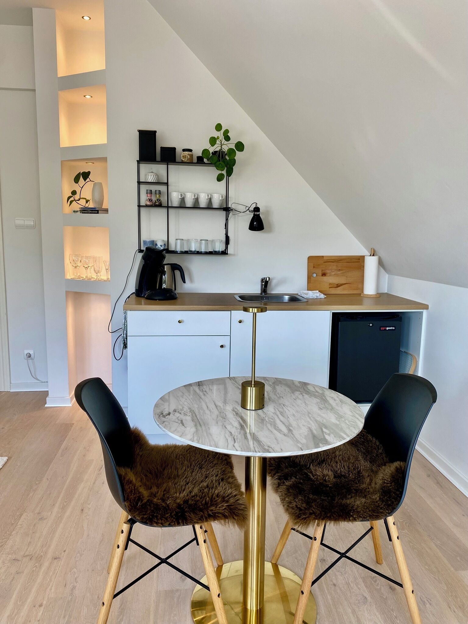 Deluxe Double Room, 1 Bedroom | In-room dining