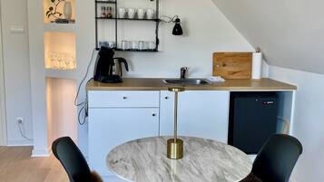 Deluxe Double Room, 1 Bedroom | In-room dining