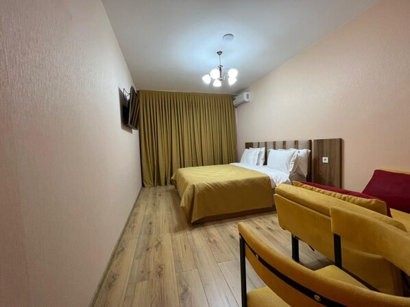 1 bedroom, iron/ironing board, WiFi, bed sheets - studio apartment (T'bilisi)