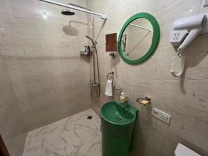 Hair dryer, towels, soap, toilet paper - studio apartment (T'bilisi)