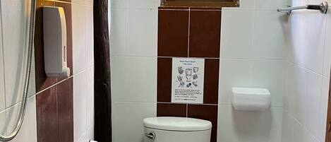 Un baño pequeño con inodoro, ducha y ventana.