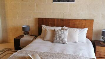 4 bedrooms, iron/ironing board, WiFi, bed sheets