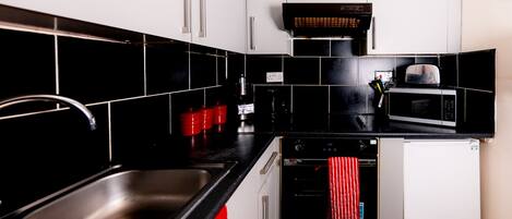 冷蔵庫、電子レンジ、オーブン、コンロ