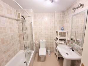 Haartrockner, Bidet, Handtücher, Seife