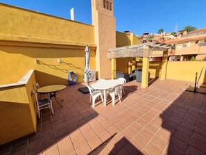 Outdoor dining - Golf & Resort Apartment in La Reserva de Marbella (Marbella)