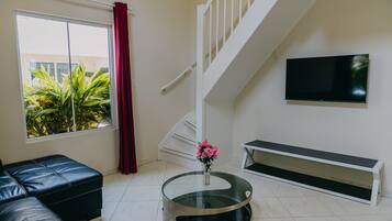 Departamento, 1 habitación, patio, vista al jardín | Sala de estar