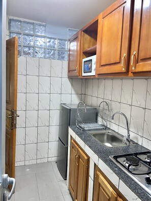 Superior Double Room | Private kitchen | High chair, cleaning supplies, paper towels - Residence La Marina (Douala)