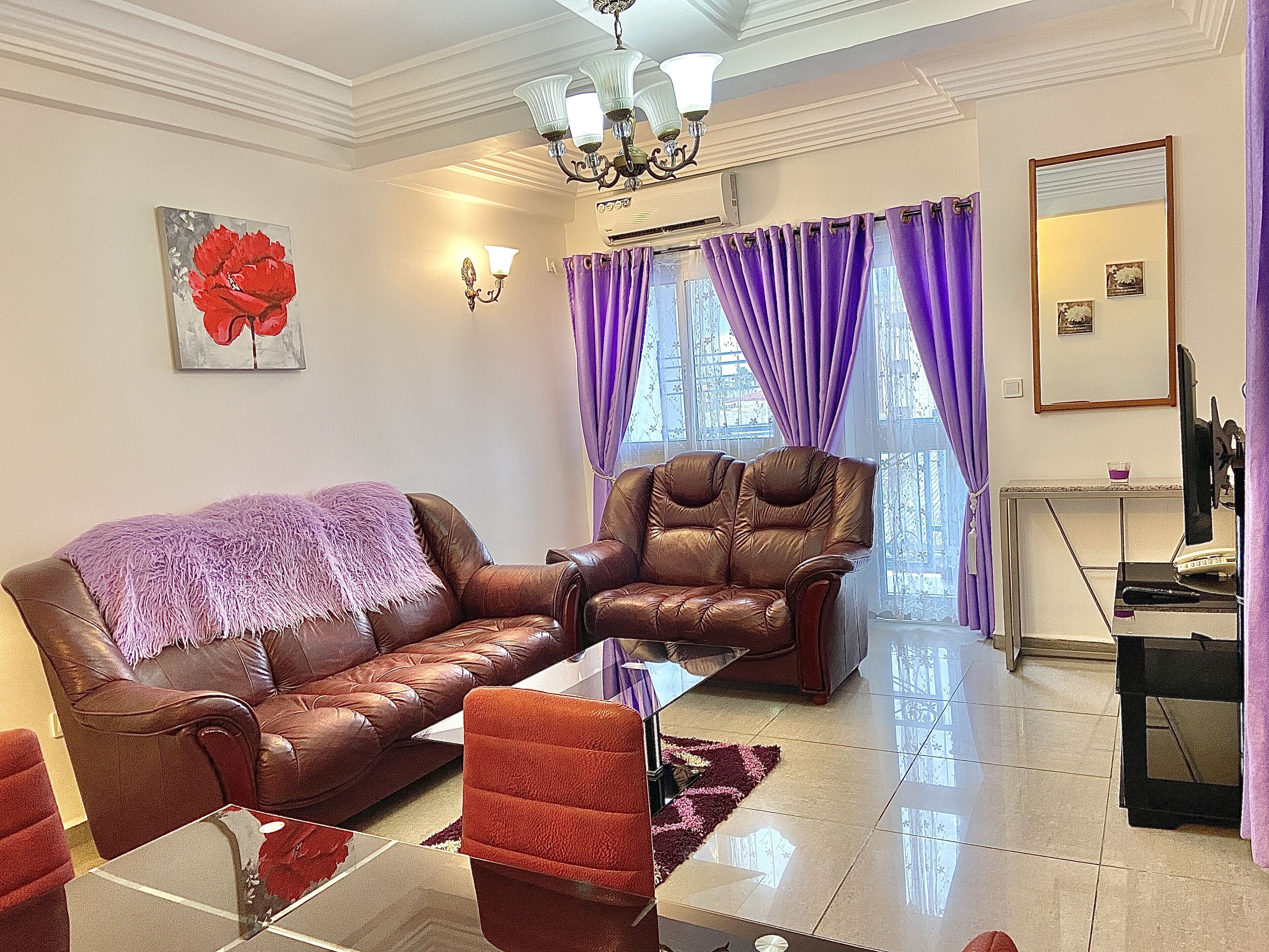 Deluxe-Apartment | Wohnbereich | 55-Zoll-Smart-TV mit Kabelempfang, Netflix, Streaming-Dienste