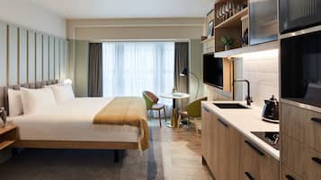 Studio | Premium bedding, in-room safe, desk, laptop workspace