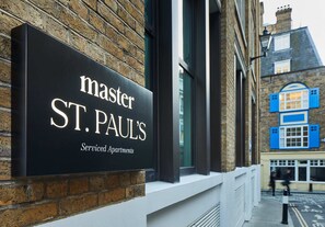 Majoituspaikan sisäänkäynti