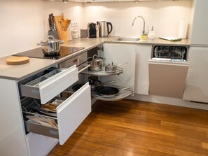 Kühlschrank, Ofen, Herdplatte, Geschirrspüler