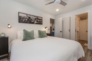1 bedroom, desk, iron/ironing board, free WiFi - Moose Mgmt at Red Pine Y2: Patio-King bed-Pool-Hot Tub-Mountain Resort (Park City)