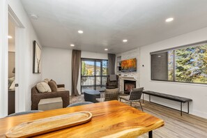 Smart TV, fireplace - Moose Mgmt at Red Pine Y2: Patio-King bed-Pool-Hot Tub-Mountain Resort (Park City)