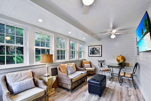 East Beach • 4 Houses to Ocean • Dog Friendly • Fenced Backyard